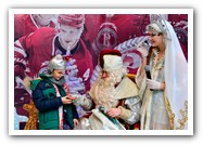 Дед Мороз и Снегурочка дарят подарки детям