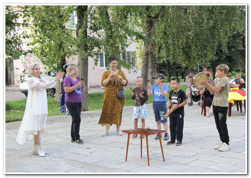 Русский народный оркестр из детей и взрослых