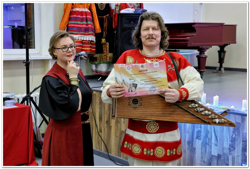 В руках у гусляра диплом лауреата премии