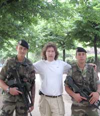 Французский спецназ и гусляр Иван Самоваров в парижском парке